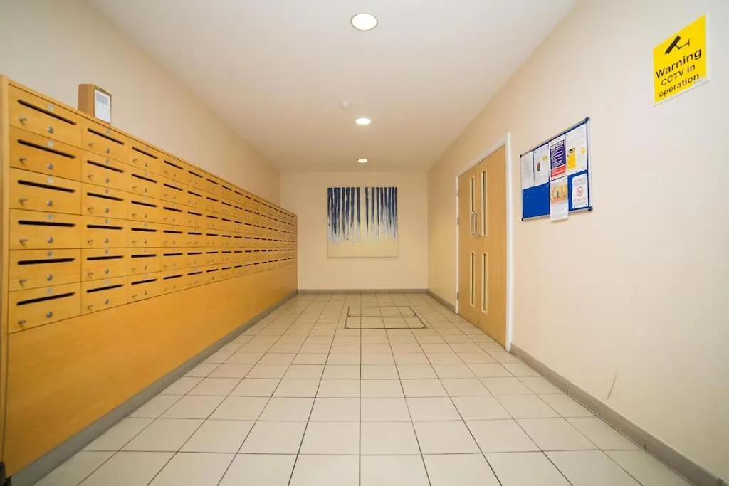 Contemporary City Centre Apartment In The Aspect 카디프